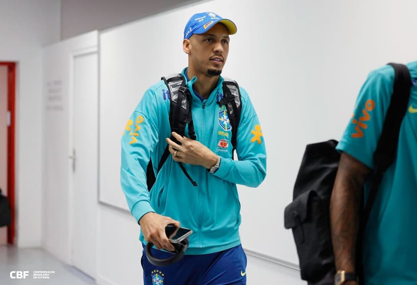 Fabinho na chegada da Seleção Brasileira para amistoso contra a Tunísia