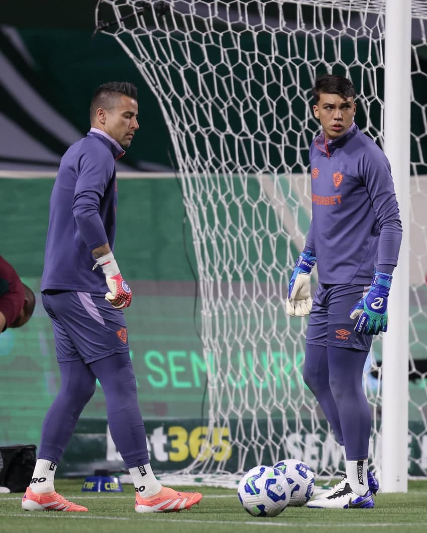 Gustavo Félix e Fábio em aquecimento antes de jogo do Fluminense (Foto: Reprodução)