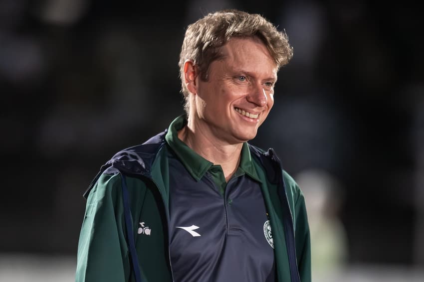 Fernando Seabra sorri durante partida do Coritiba