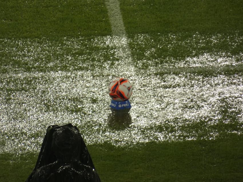 Fluminense x Flamengo paralisado por chuva no Maracanã (Foto: Lucas Bayer/ Lance!)