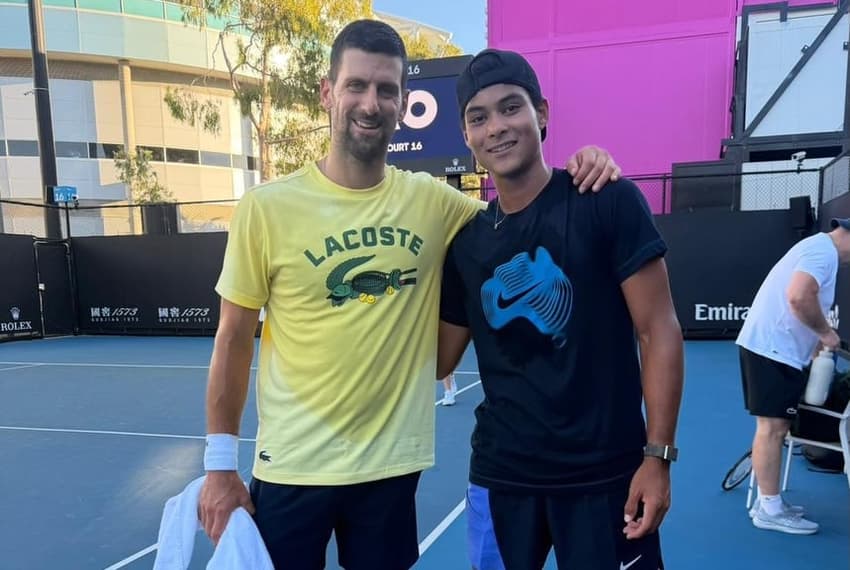 O sérvio Novak Djokovic e o goiano Guto Miguel, após treino no Australian Open (Foto: Rede Tênis Brasil/Divulgação)