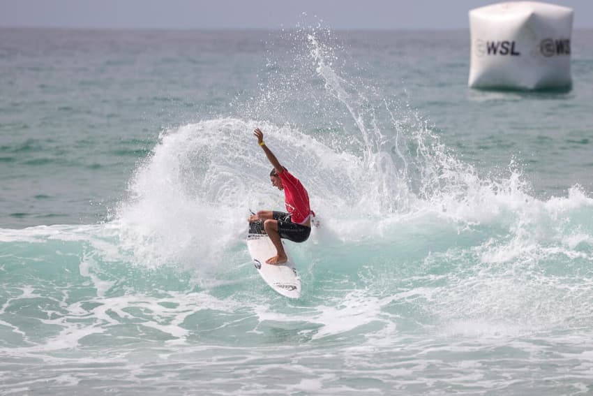 Gabriel Klaussner se destacou na repescagem do Mundial Júnior de Surfe (Foto: WSL / Daniel Smorigo)