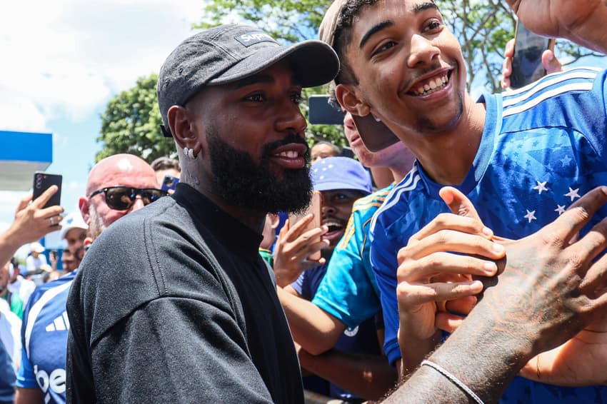 Gerson tira foto com torcedores do Cruzeiro em recepção na Toca da Raposa (Foto: Rodney Costa / Zimel Press / Gazeta Press)