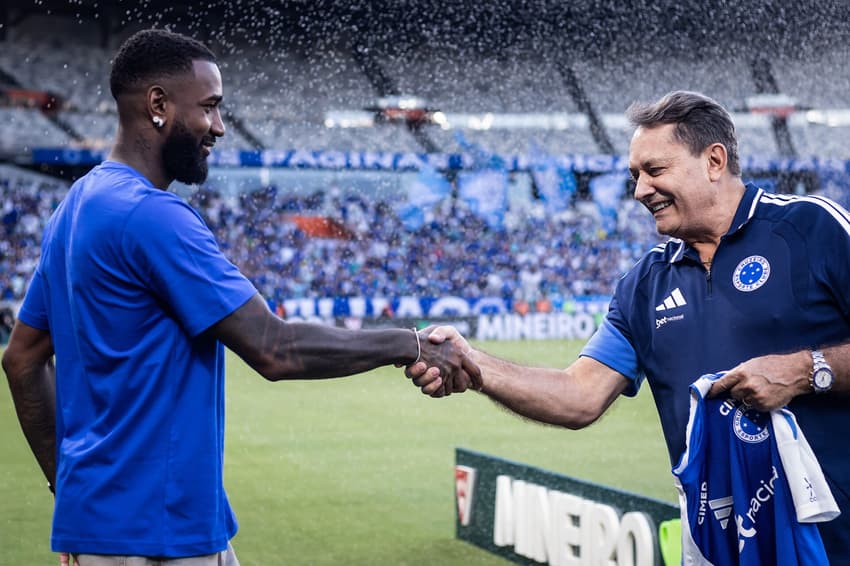 Gérson e Pedrinho, em apresentação a torcida do Cruzeiro no Mineirão (3)