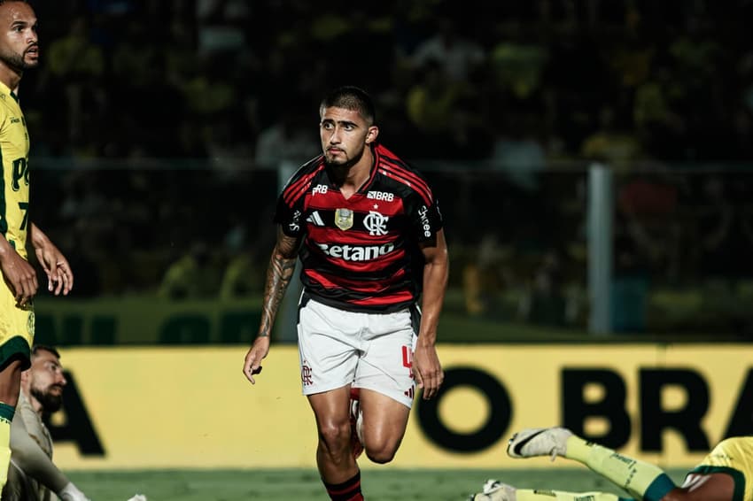 Guilherme Gomes celebra um de seus dois gols contra o Mirassol (Foto: Cleder Rodrigues Damasceno / RP Fotopress)