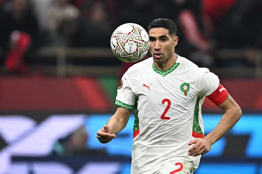 Hakimi em ação por Marrocos contra Camarões, na Copa Africana de Nações