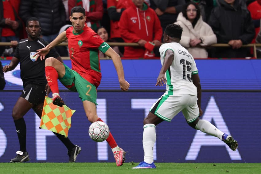 Hakimi em ação por Marrocos contra Nigéria, pela Copa Africana de Nações