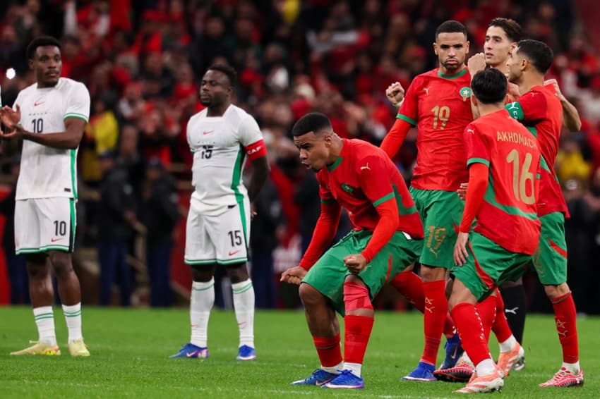 Hamza Igamane comemora a classificação de Marrocos após a semifinal da Copa Africana de Nações contra a Nigéria (Foto: Franck Fife/AFP)