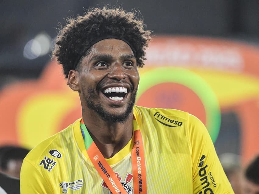 Hugo Souza celebra título da Copa do Brasil no Maracanã (Foto: Thiago Ribeiro / AGIF / Gazeta Press)