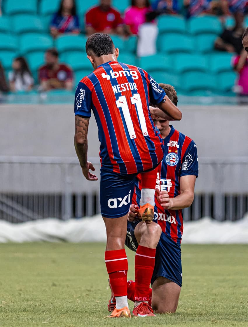 Fredi comemora quarto gol do Bahia contra o Jequié ao lado de Rodrigo Nestor (Foto: Caíque Higino)