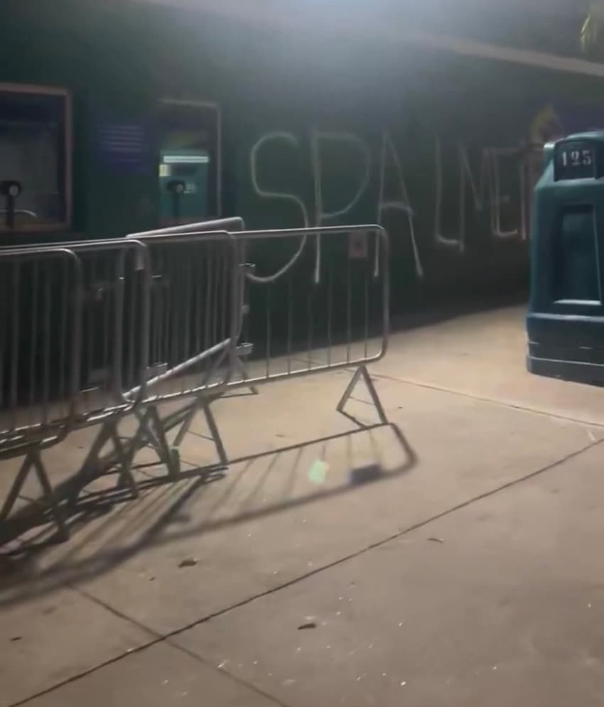 Muros sede do Palmeiras pichados