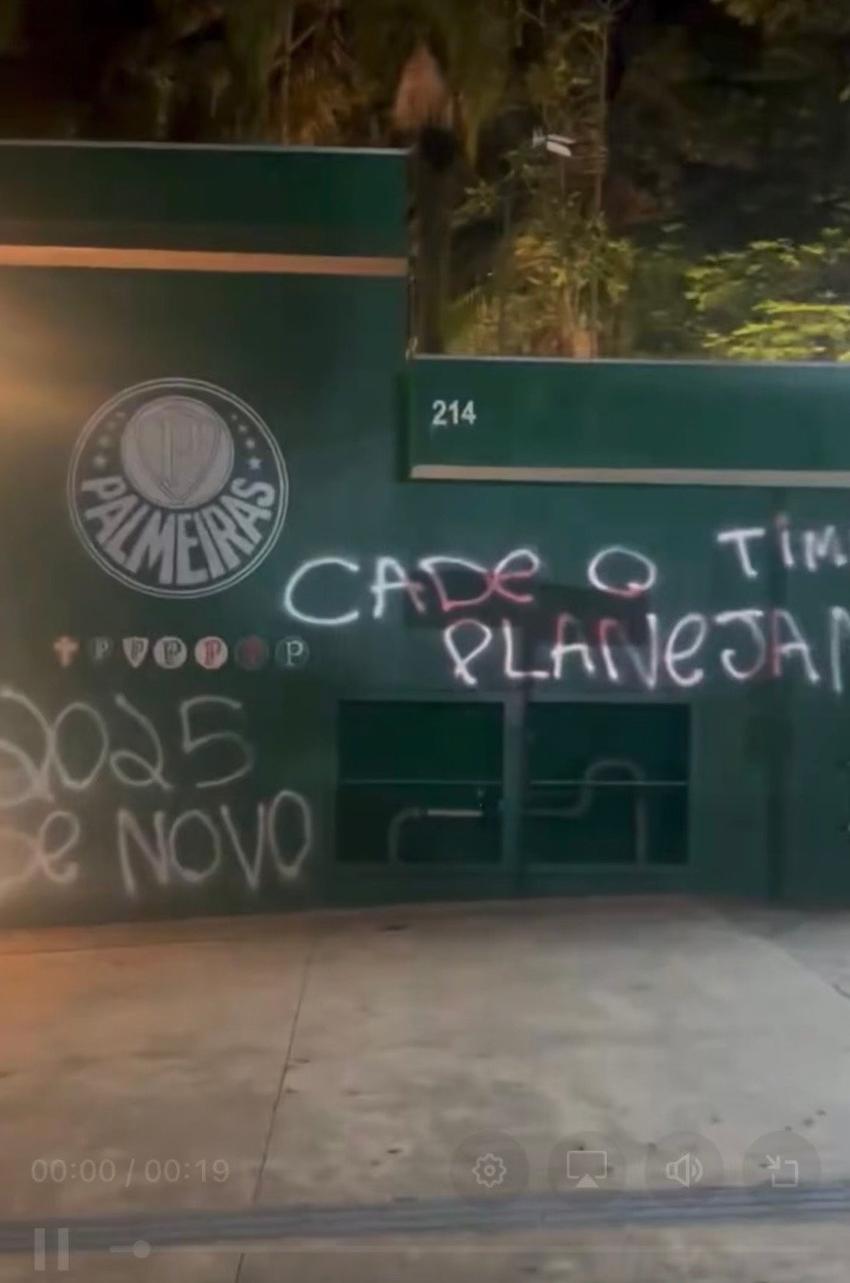 Muros sede do Palmeiras pichados