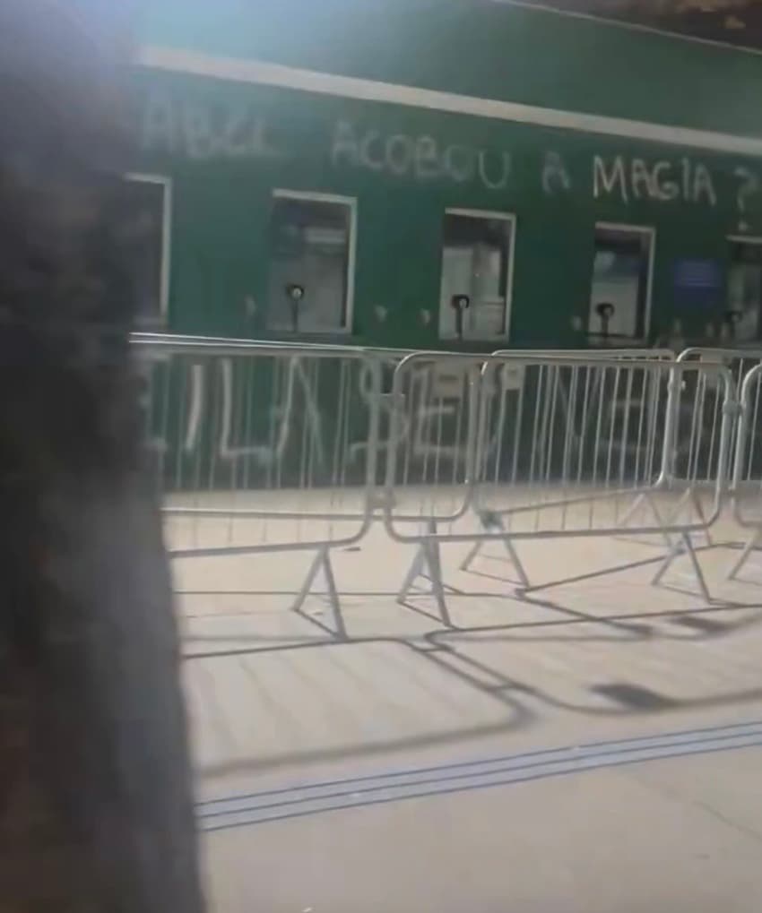 Muros sede do Palmeiras pichados