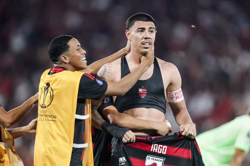 Iago Teodoro comemora título do Mundial de Clubes Sub-20 no Maracanã (Foto: Gilvan de Souza / Flamengo)