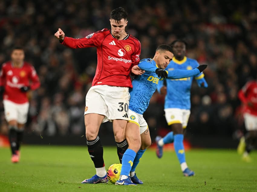 João Gomes disputa bola em jogo contra o Manchester United (Foto: Oli Scarff / AFP)