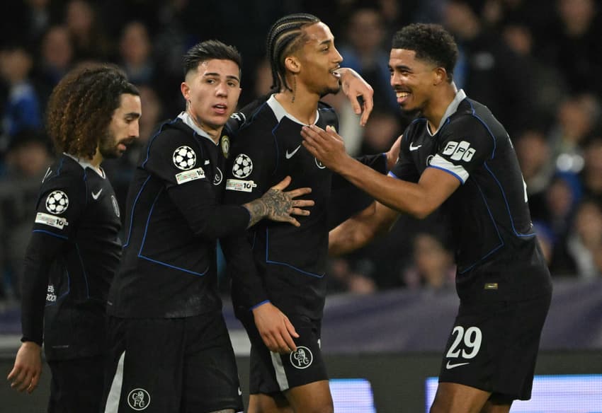 Com dois gols de João Pedro, o Chelsea venceu o Napoli por 3 a 2 pela Champions League (Foto: Andreas SOLARO / AFP)