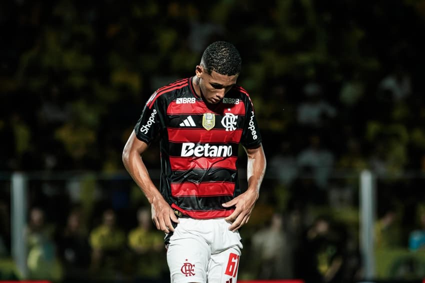 João Victor olha para baixo durante duelo com o Mirassol pelo Brasileirão (Foto: Cleder Rodrigues Damasceno / RP Fotopress)