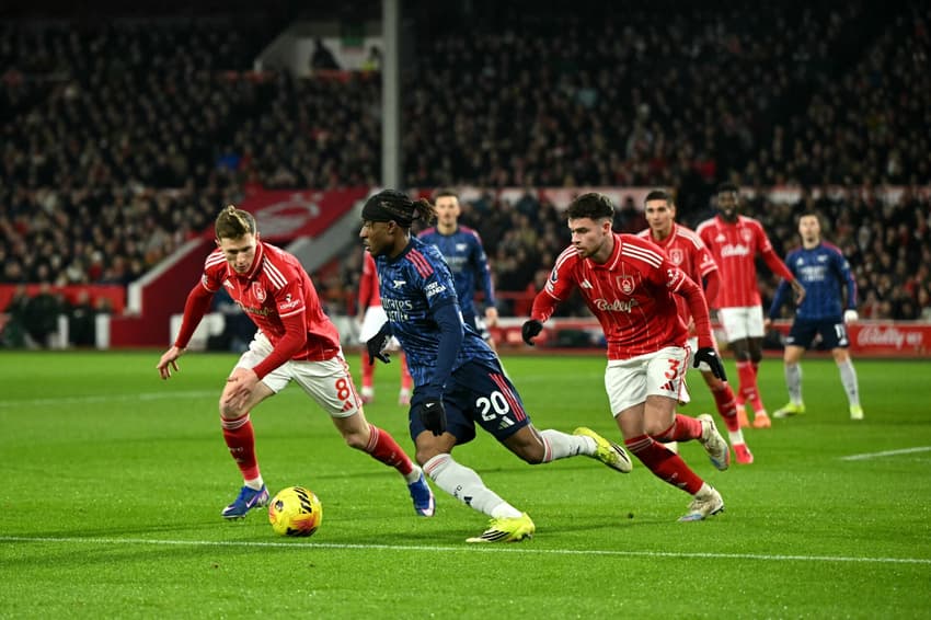 Jogadores do Arsenal e Nottigham Forest  (Foto: Justin Tallis/AFP)