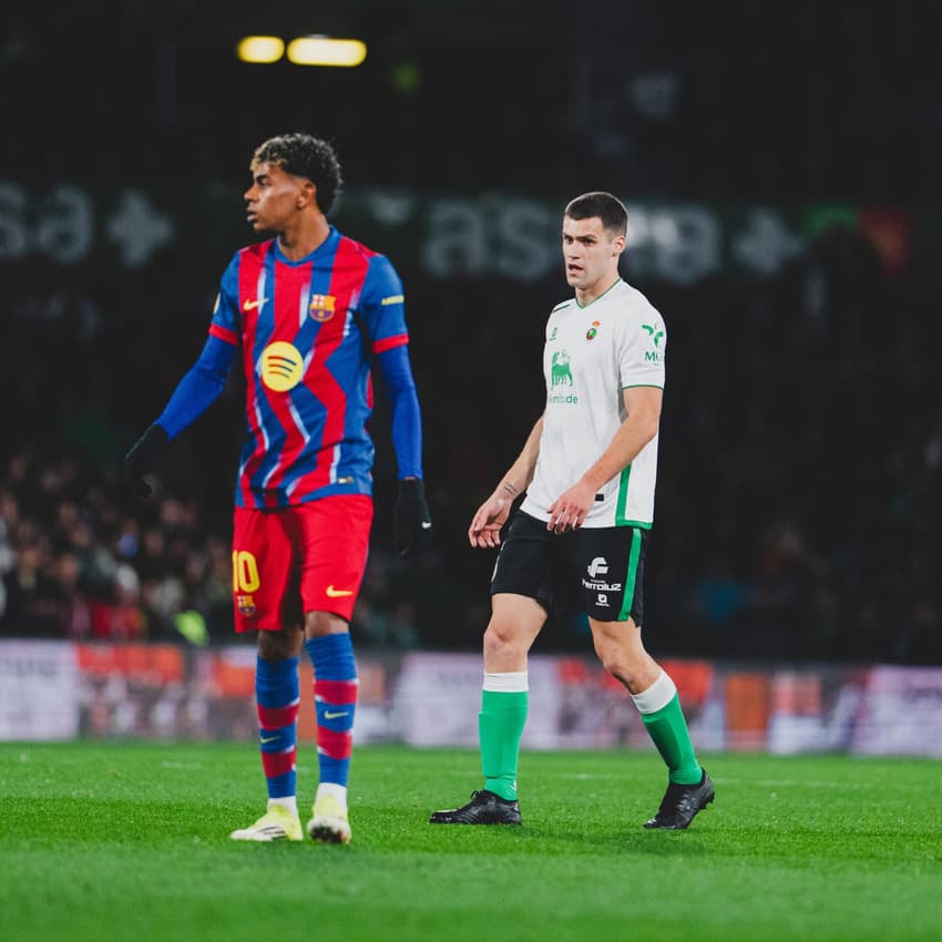 Jogadores do Barcelona e Racing em campo (Foto: Reprodução/X)