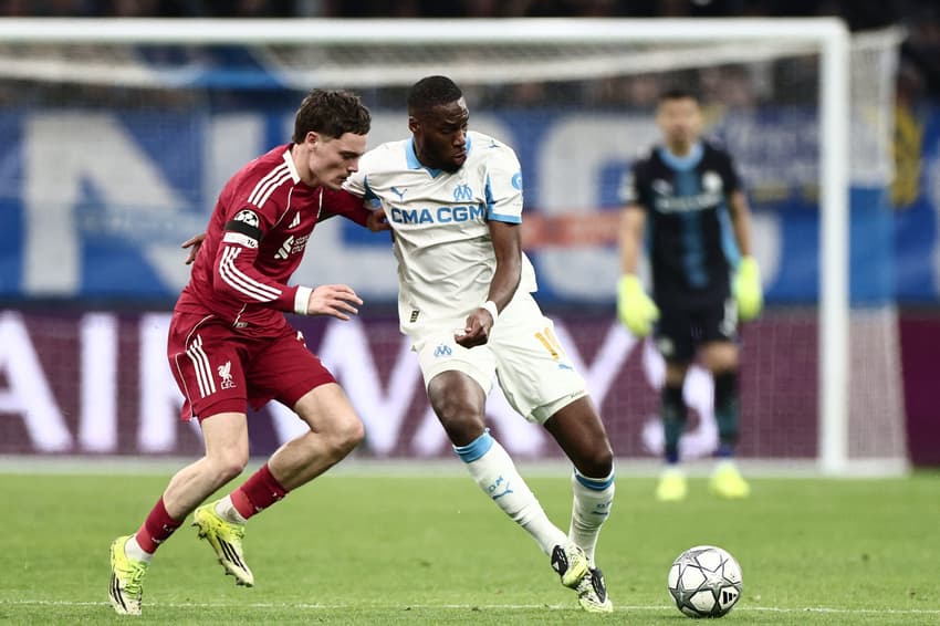 Jogadores do Liverpool e Marseille em disputa na Champions League (Foto: Thibaud Moritz/AFP)