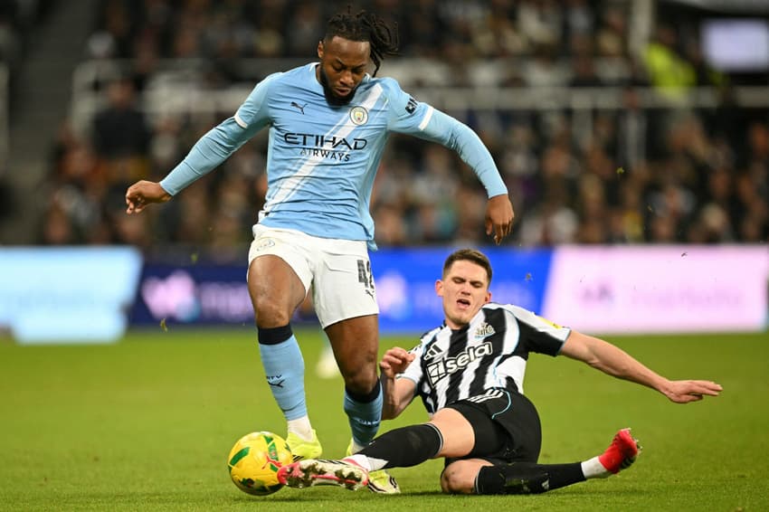 Jogadores do Manchester City e Newcastle em duelo (Foto: Oli Scarff/AFP)