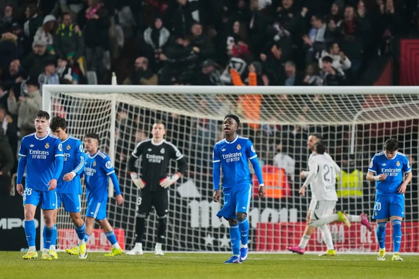 Jogadores do Real Madrid lamentando gol sofrido pelo Albacete (Foto: Reproduçao/X)