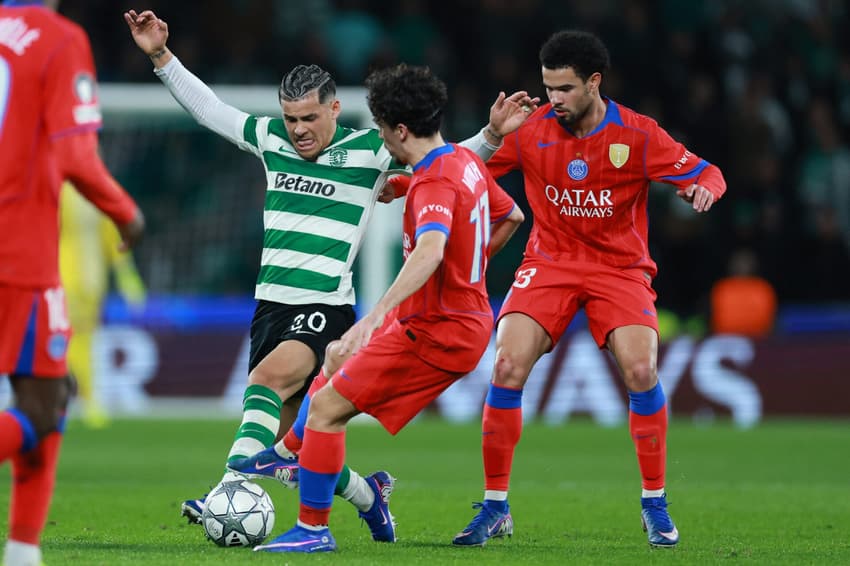 Jogadores do Sporting em PSG em disputa pela bola (Foto: Patricia de Melo Moreira/AFP)