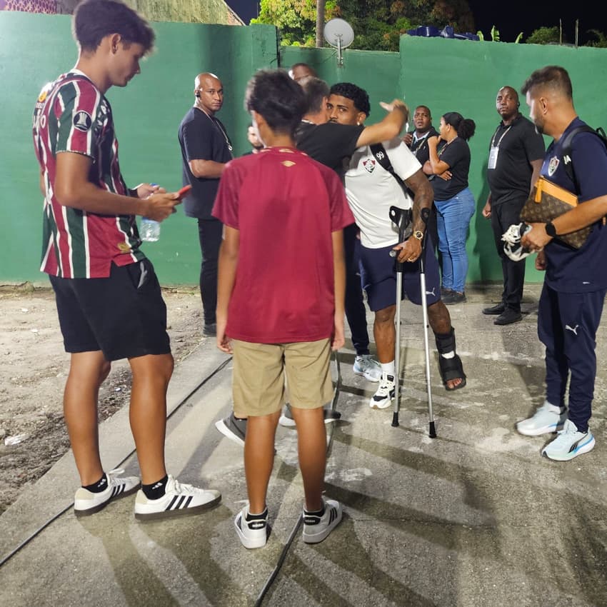 John Kennedy deixando o campo de muletas e bota imobilizadora