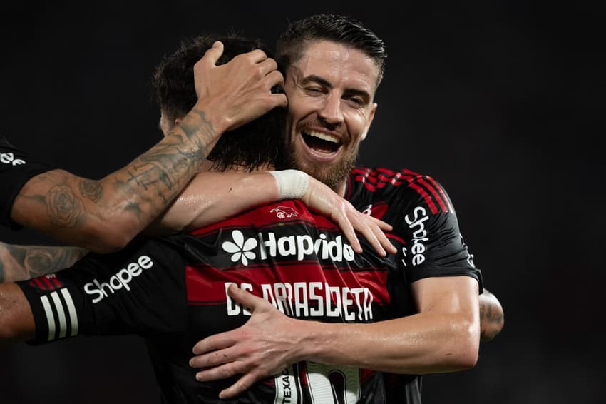 Jorginho e Arrascaeta se abraçam ao comemorar gol em jogo contra o Vitória (Foto: Jorge Rodrigues / AGIF / Gazeta Press)