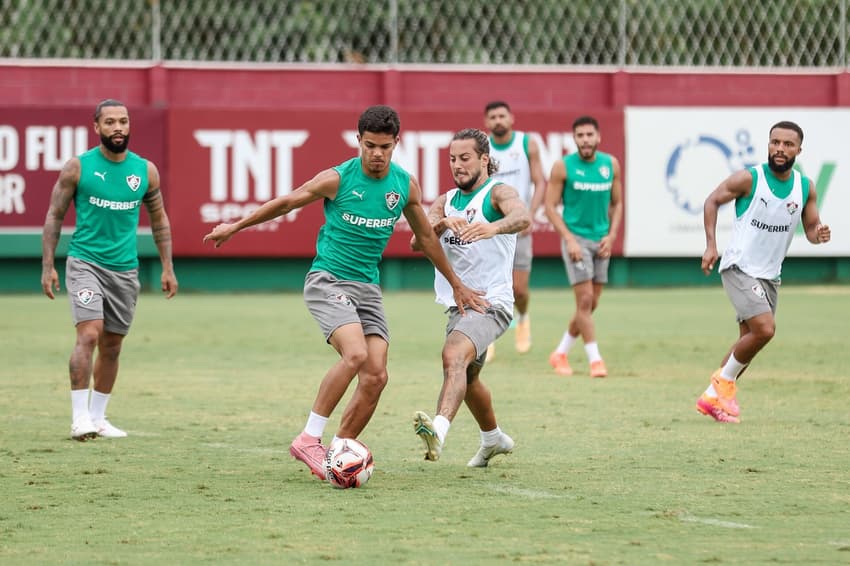 Julio Fidélis em treino do time profissional do Fluminense (Foto: Lucas Merçon/FFC)