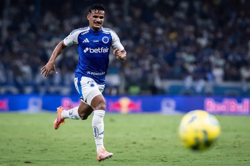 Kaiki Bruno em ação pelo Cruzeiro contra o Corinthians, pela Copa do Brasil
