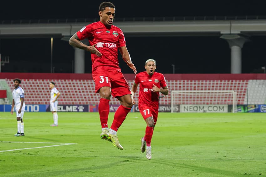 Kauan Santos comemora gol pelo Shabab Al Ahli (Foto: Divulgação/Shabab Al Ahli)