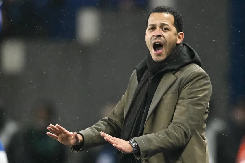 Especulado no Chelsea, Liam Rosenior é treinador do Strasbourg (Foto: SEBASTIEN BOZON / AFP)