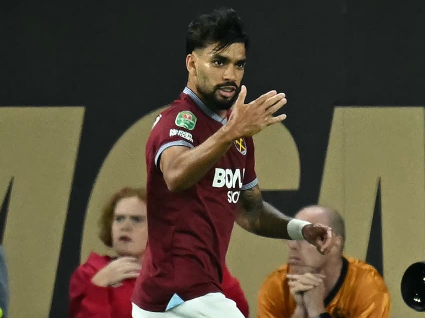 Lucas Paquetá comemora gol marcado pelo West Ham sobre o Wolverhampton, na Copa da Liga Inglesa