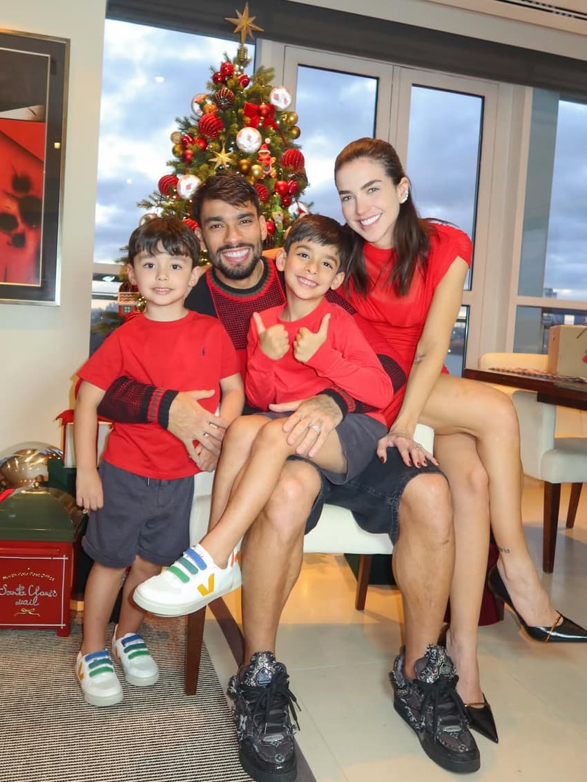 Lucas Paquetá e Duda Fournier  vestidos com as cores do Flamengo