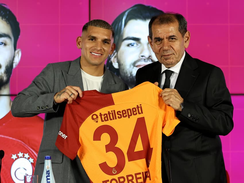 Lucas Torreira em renovação de contrato com o Galatasaray, assinada em 2024 (Foto: Divulgação / Galatasaray)