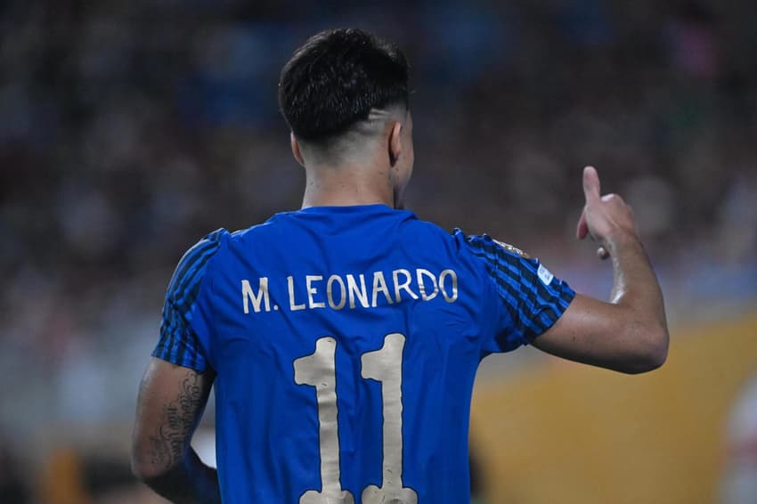 Marcos Leonardo acena com "joinha" durante jogo contra o Manchester City no Mundial (Foto: André Durão / Agência Enquadrar)