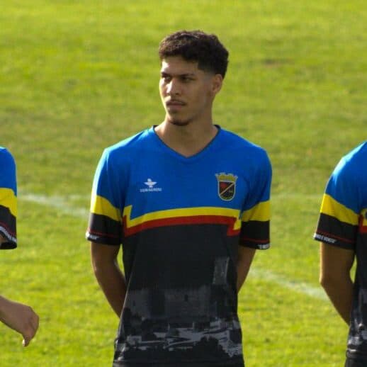 Matheus Prado em ação pelo GD Prado, de Portugal (Foto: Foto: Divulgação / GD Portel)