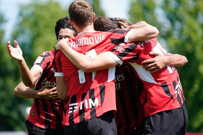 Maximilian Ibrahimovic, filho do atacante sueco, defenderá o Ajax, emprestado pelo Milan (Foto: Reprodução Instagram/@maximiliansegeribrahimovic)