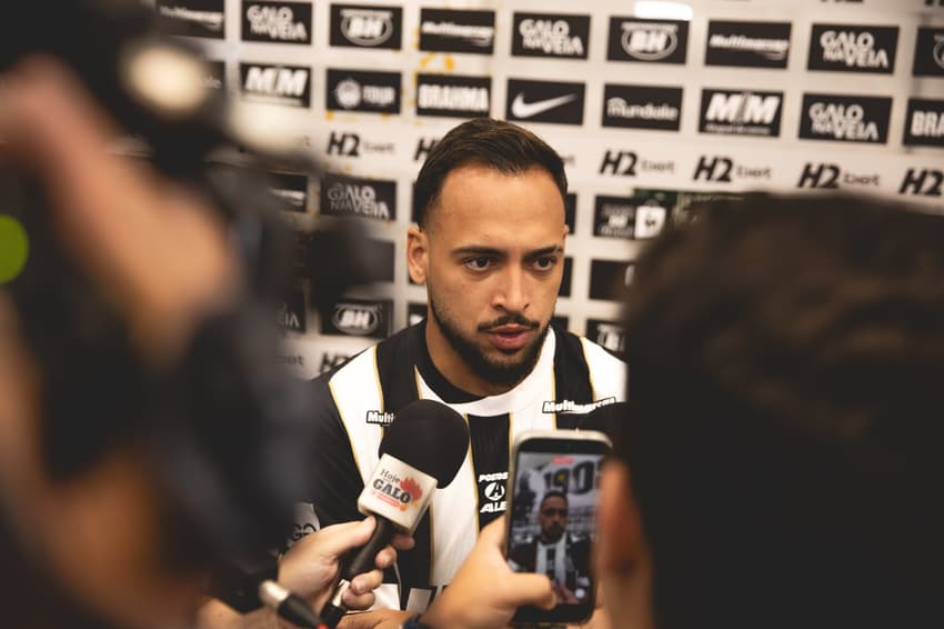 Maycon zona mista de apresentação (Foto: Pedro Souza / Atlético)