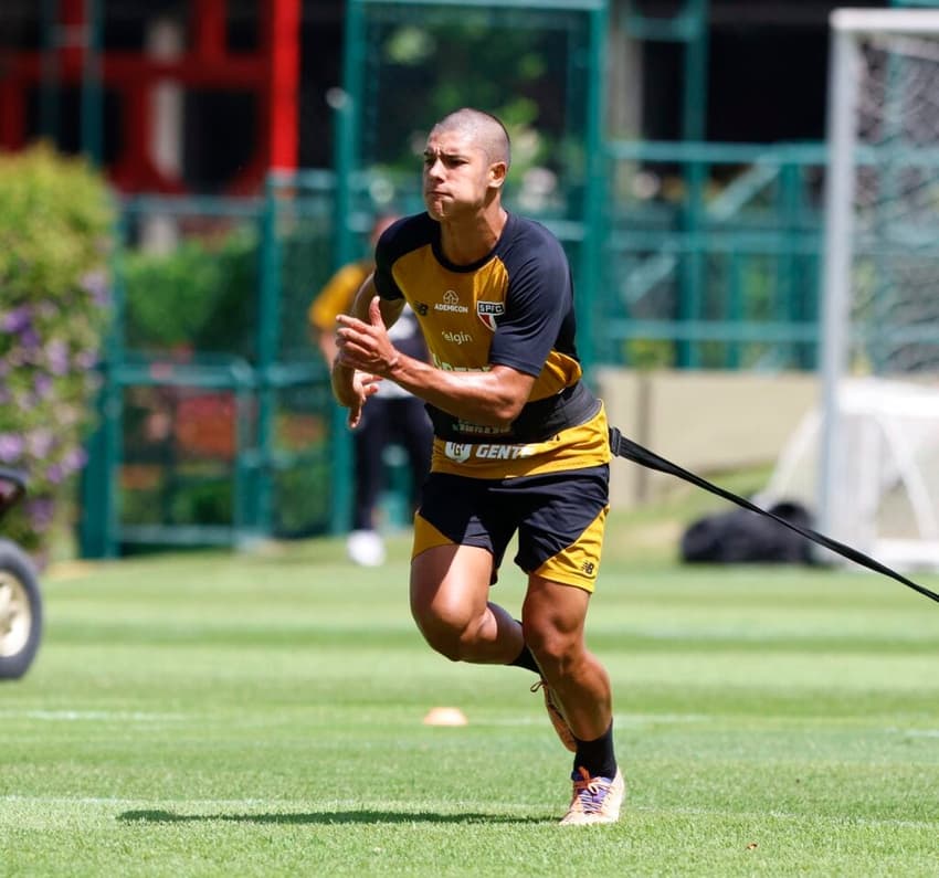 Nícolas treinando com o elenco do São Paulo na Barra Funda (Foto: Divulgação/ São Paulo FC)
