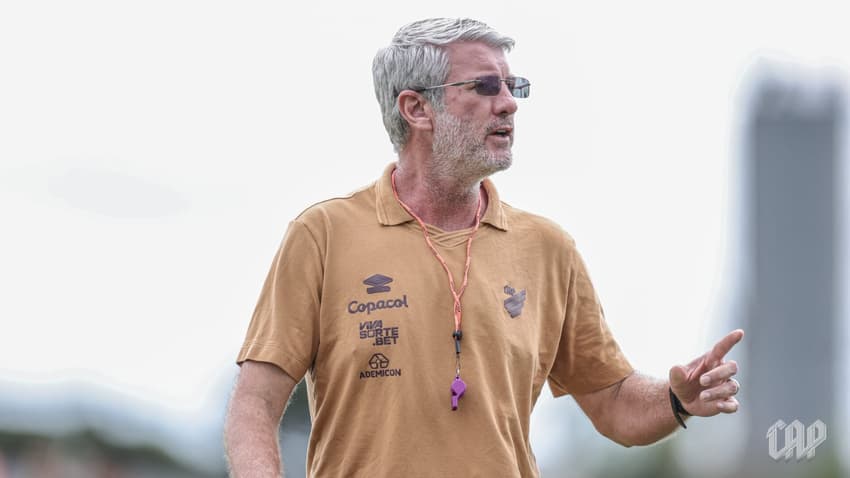 Odair Hellmann Athletico