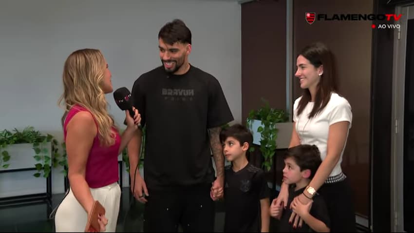 Paquetá e sua família em entrevista para a Flamengo TV (Foto: reprodução/FlamengoTV)