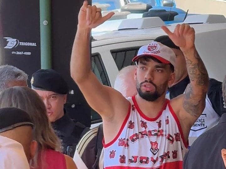 Paquetá com a camisa do Flamengo na chegada ao Rio de Janeiro (Foto: Lucas Bayer/Lance!)