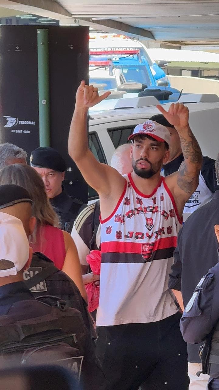 Paquetá com a camisa do Flamengo na chegada ao Rio de Janeiro (Foto: Lucas Bayer/Lance!)