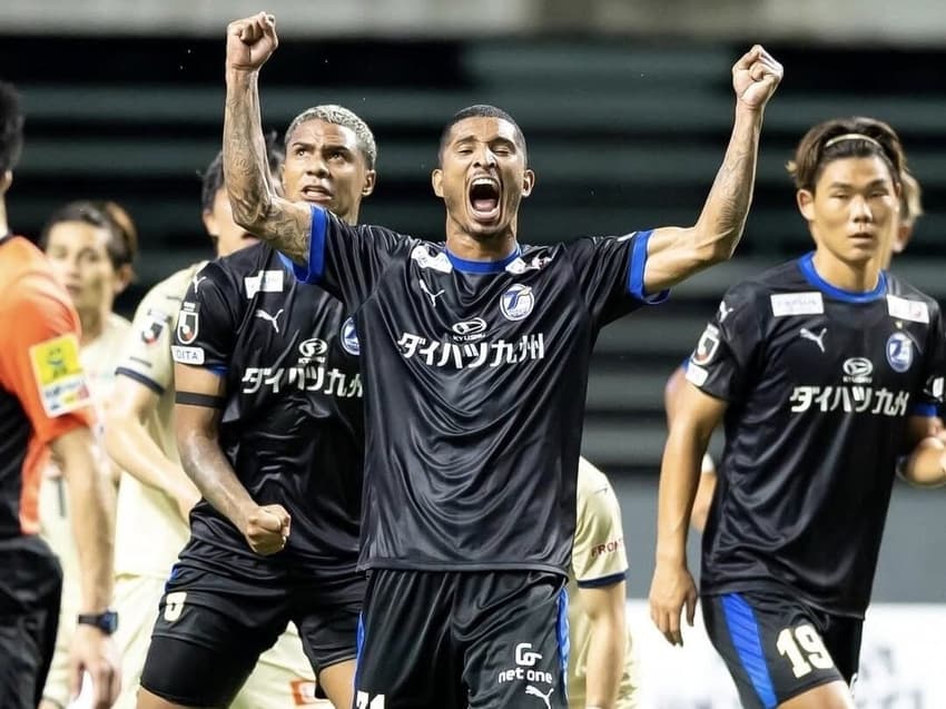 Pereira reage durante jogo do Oita Trinita, do Japão