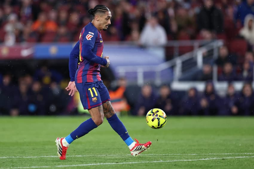 Raphinha em ação no duelo entre Barcelona e Real Oviedo, por La Liga (Foto: Josep LAGO / AFP)