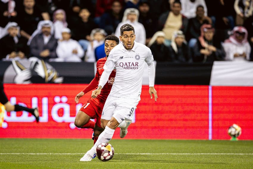 Roberto Firmino em ação pelo Al-Sadd contra o Shabab Al-Ahli