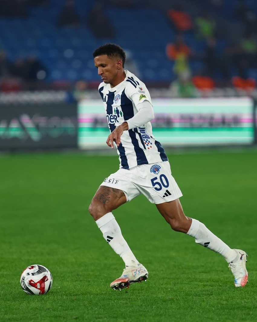 Rodrigo Becão em ação pelo Karimpasa (Foto: Divulgação)