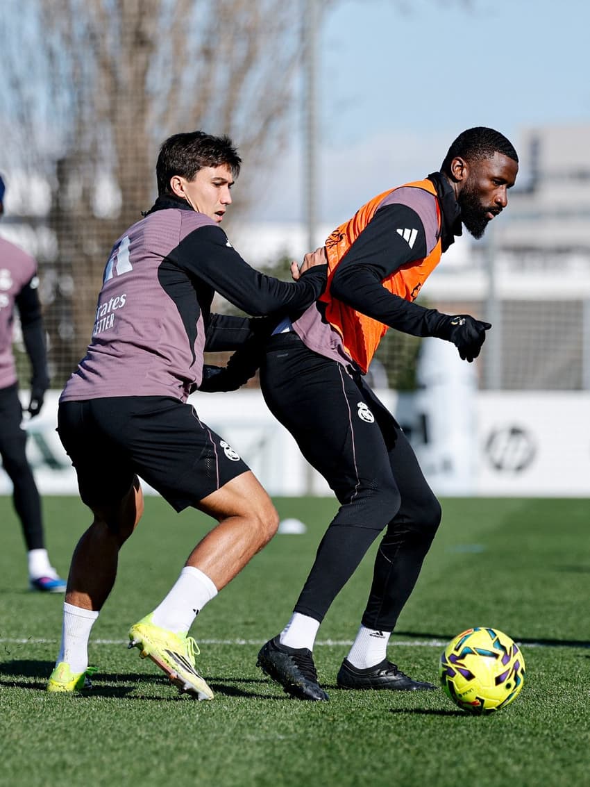 Rüdiger e Gonzalo García em treinamento pelo Real Madrid (Foto: Reprodução/X)